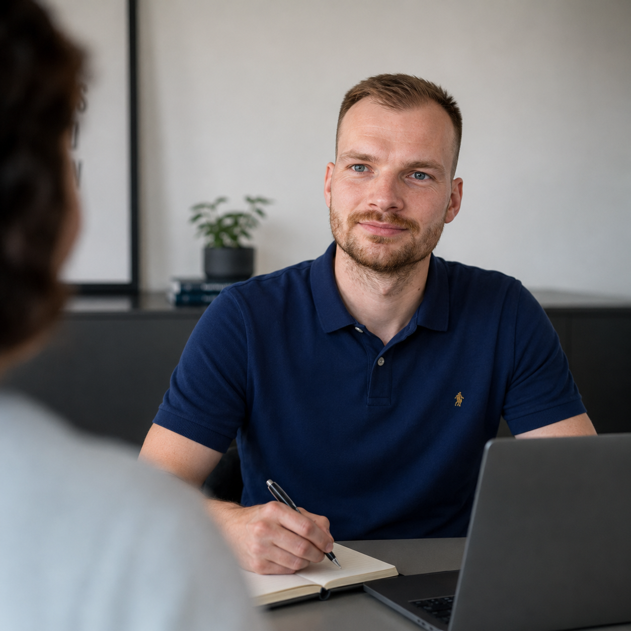 Foto van Luc de Koning eignaar KingMedia in gesprek met klant