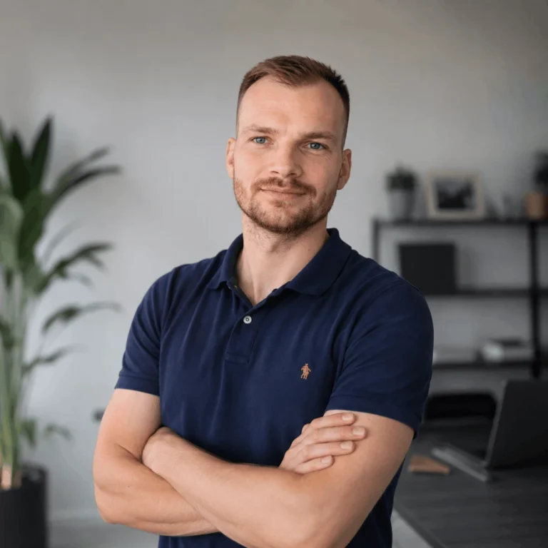 Foto van Luc de Koning eigenaar van KingMedia met armen over elkaar