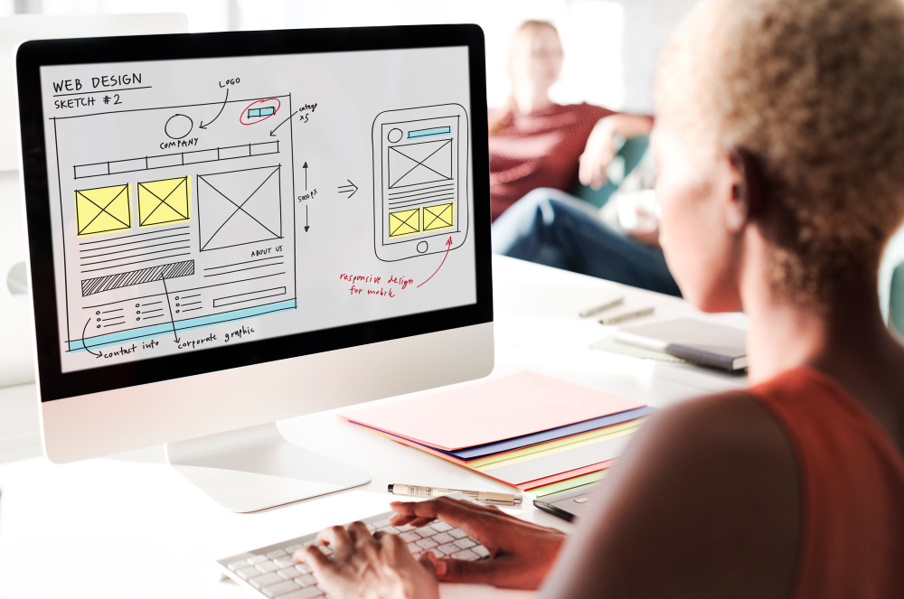 Websiteontwikkeling op desktop en mobiel met verschillende pagina-indelingen